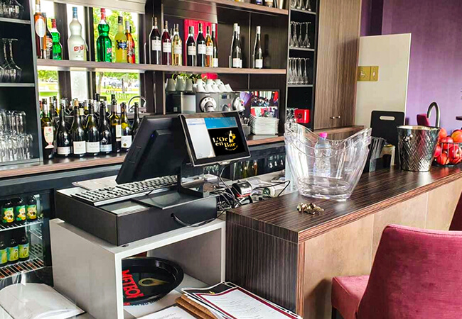 Installation caisse enregistreuse bar à vin l'Or en Bar