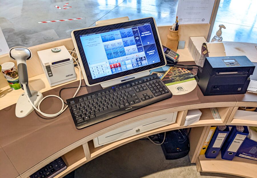 Installation caisse enregistreuse musée Maison du Comté