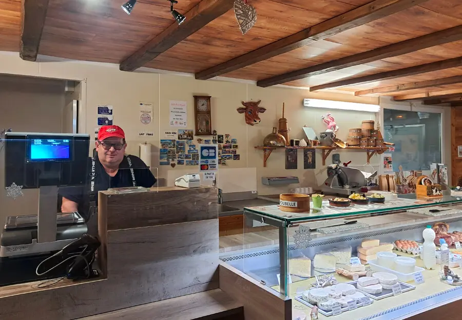 Le comptoir de la Ferme Schmidt à Soultzeren Le comptoir de la Ferme Schmidt à Soultzeren